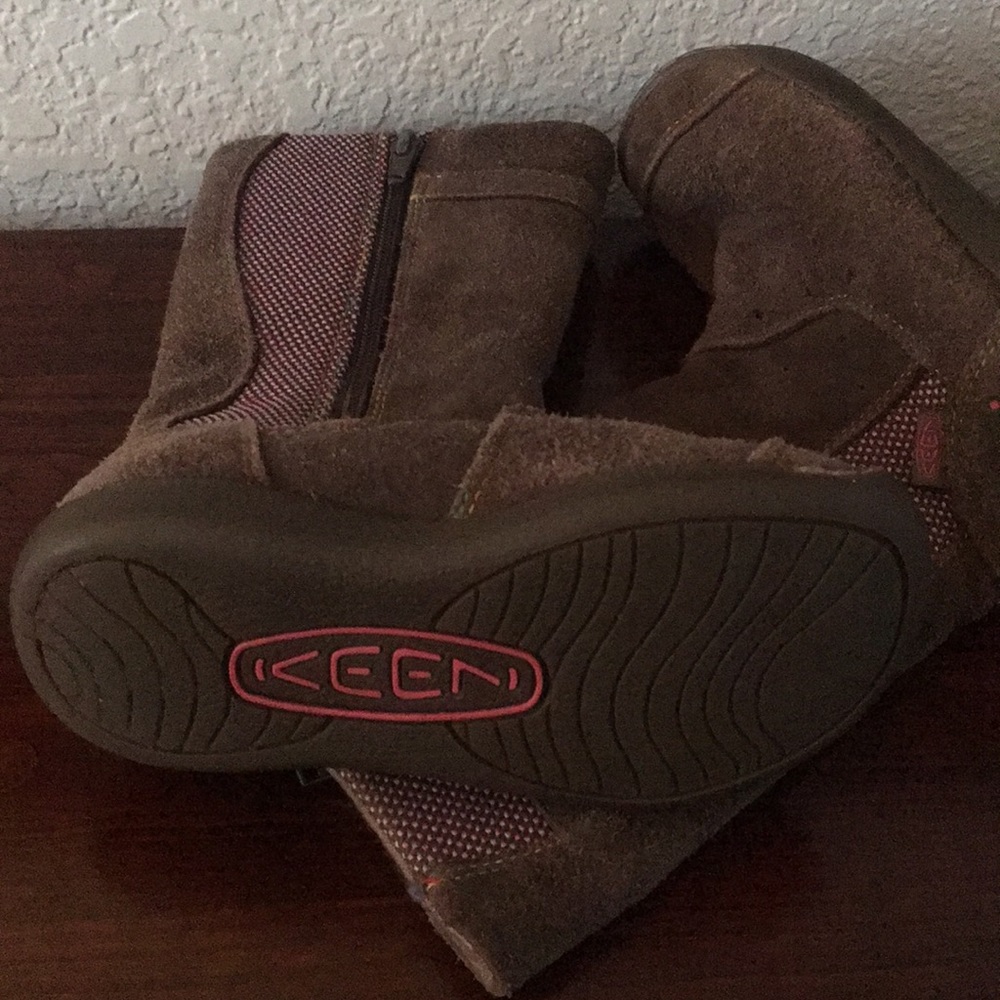 Girl’s Keen Brown Suede Boots.